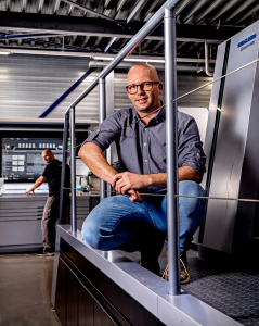 Antwan van Peer, productieleider bij Damen Drukkers bij drukpers